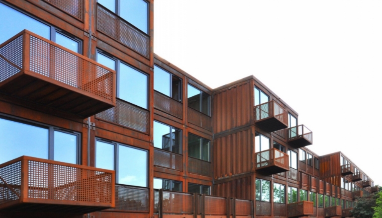 Модульные городки во всем мире: как выглядят домики для беженцев и студентов